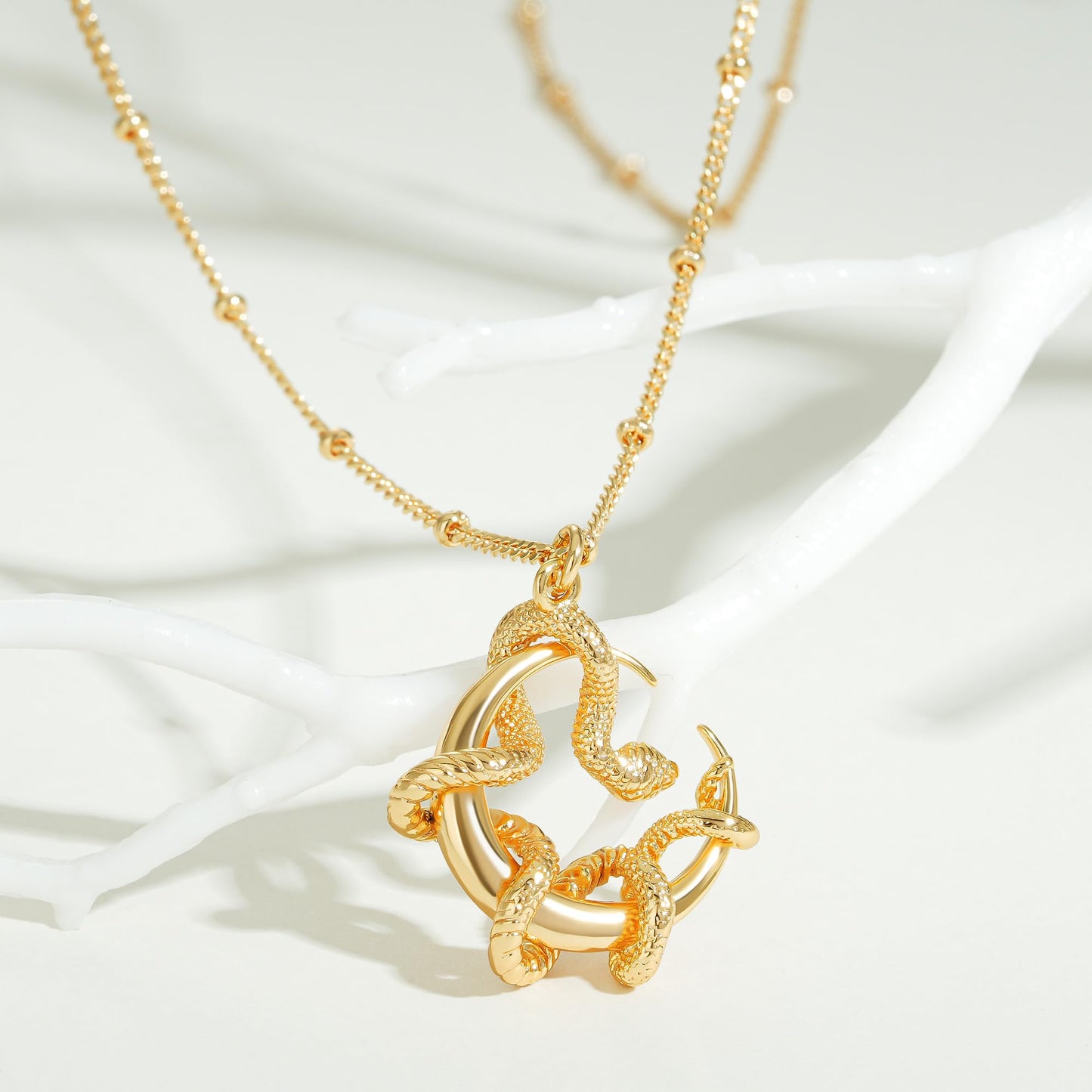 Collier pendentif serpent